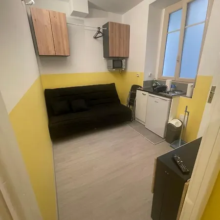 Petits Tout Equipees Gare Apartment *